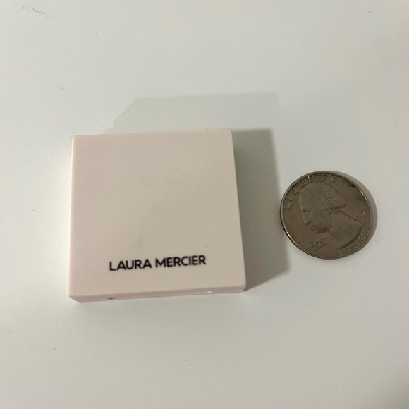 laura mercier translucent pressed setting Powder-ultra-blur mini size - Picture 3 of 3